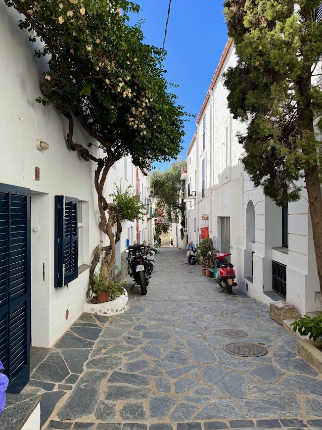 Weiß, blau, steil: typische Gasse in der Altstadt